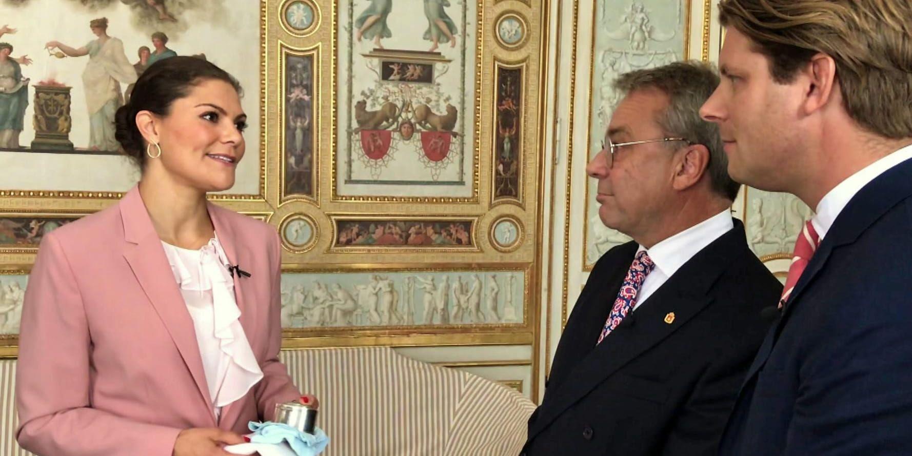 Kronprinsessan Victoria får sina föremål värderade i SVT:s "Antikrundan", som firar 30 år. Pressbild.