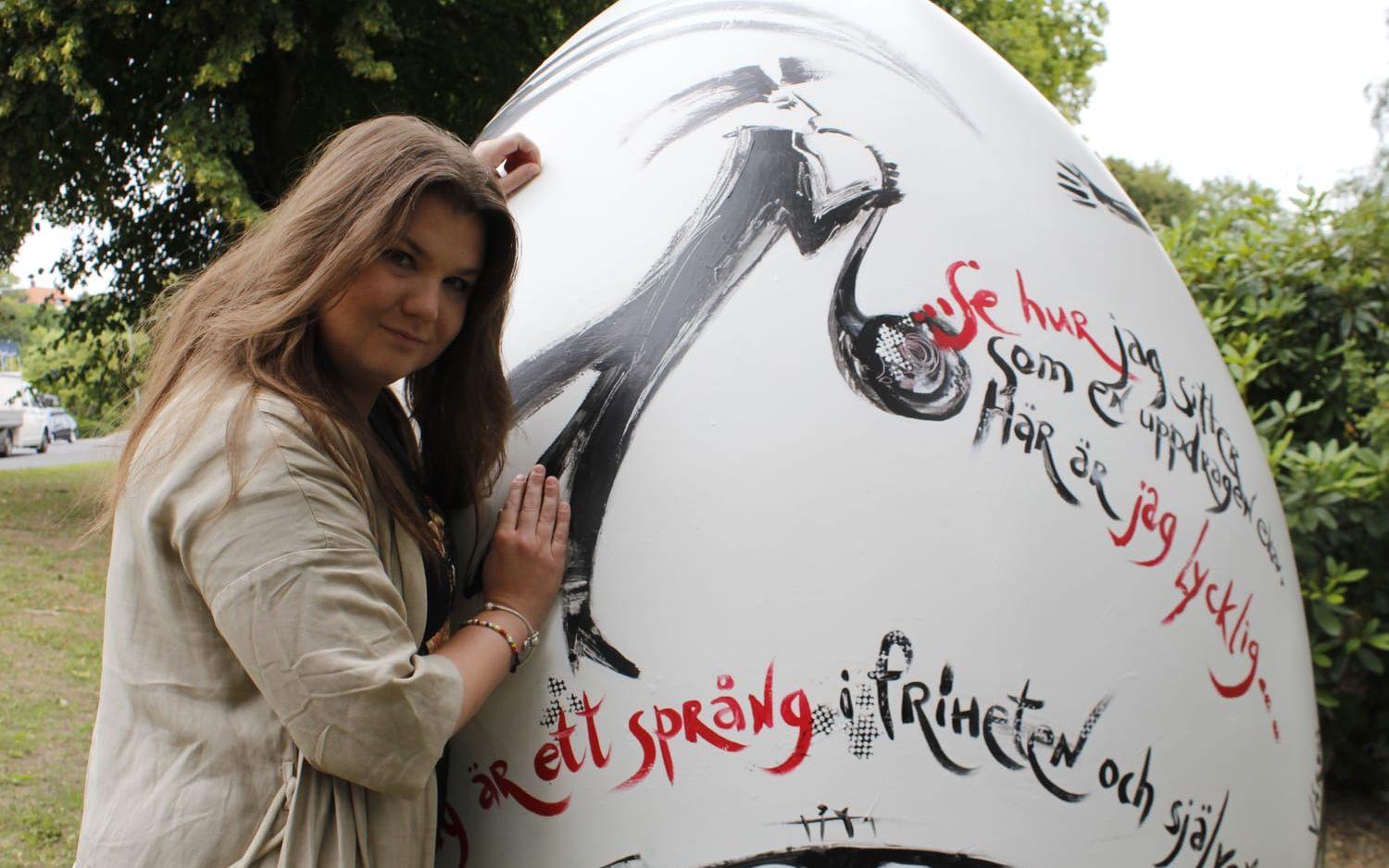 "Se ägget som en film", uppmanar konstnären Maria Biryukova-Dutton som skapat det "Stora ägget".