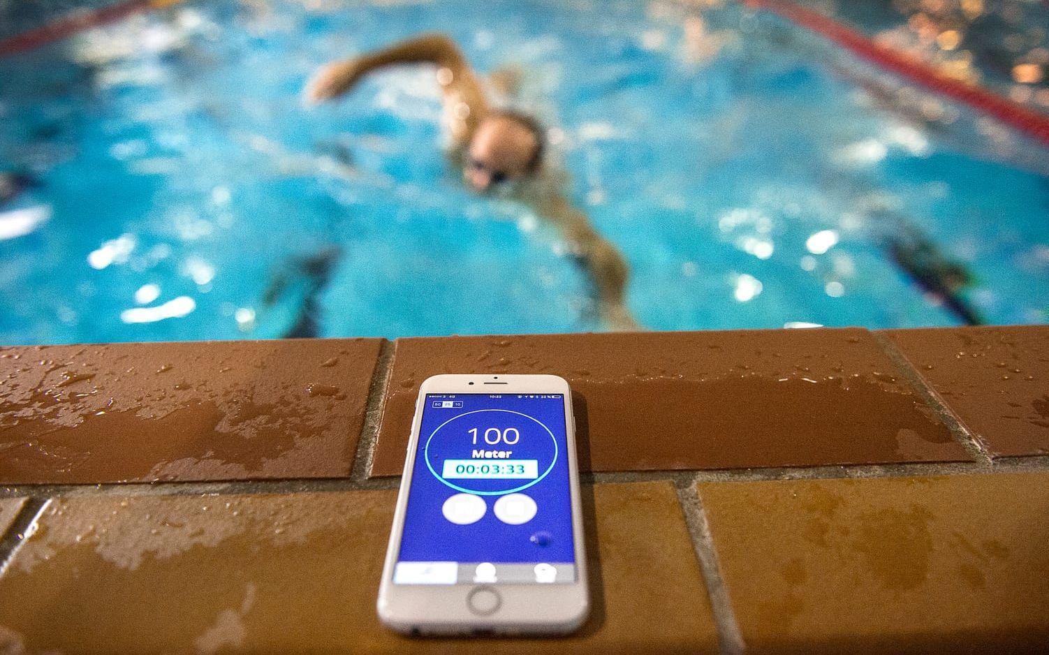 Den kopplas till en app i en mobiltelefon som mäter allt du gör i bassängen. Bild: Stefan Bennhage