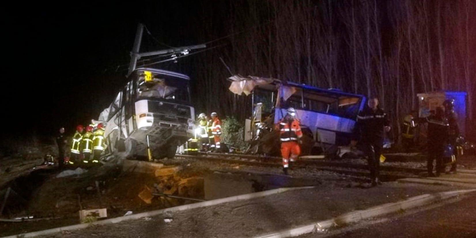 Räddningspersonal vid platsen för olyckan i Millas i södra Frankrike.