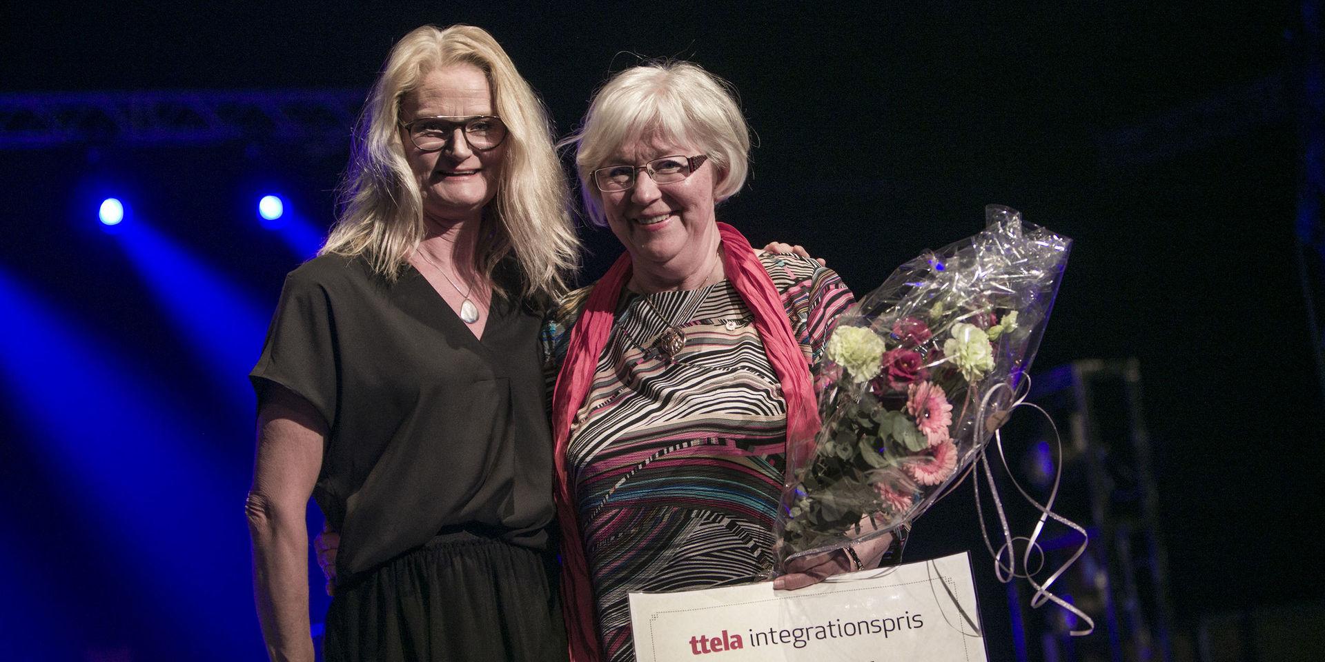 Marianne Barrljung fick motta TTELA:s integrationspris 2018 av TTELA:s publisher och ansvarig utgivare Cecilia Frisk.