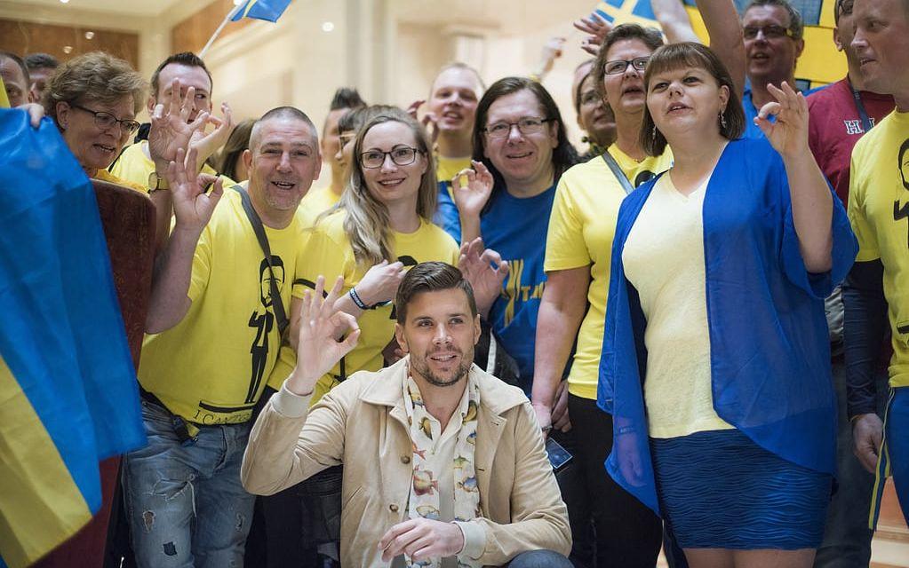 Robin Bengtsson hänger med svenska fans i Kiev. Foto: TT.