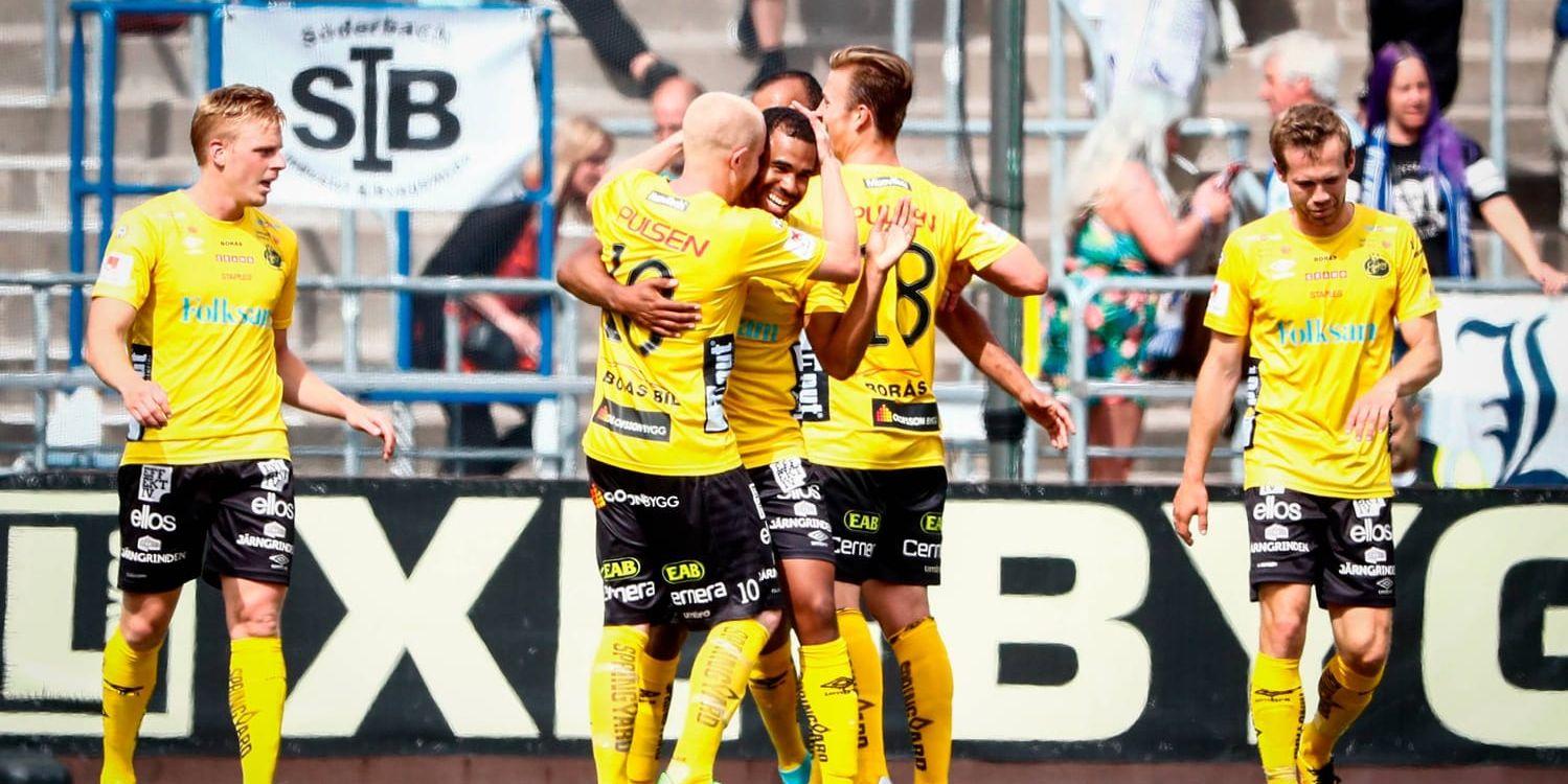 Elfsborgs Alex Dyer (23) kramas om av Simon Lundevall (10) efter sitt 2–0-mål borta mot IFK Norrköping.