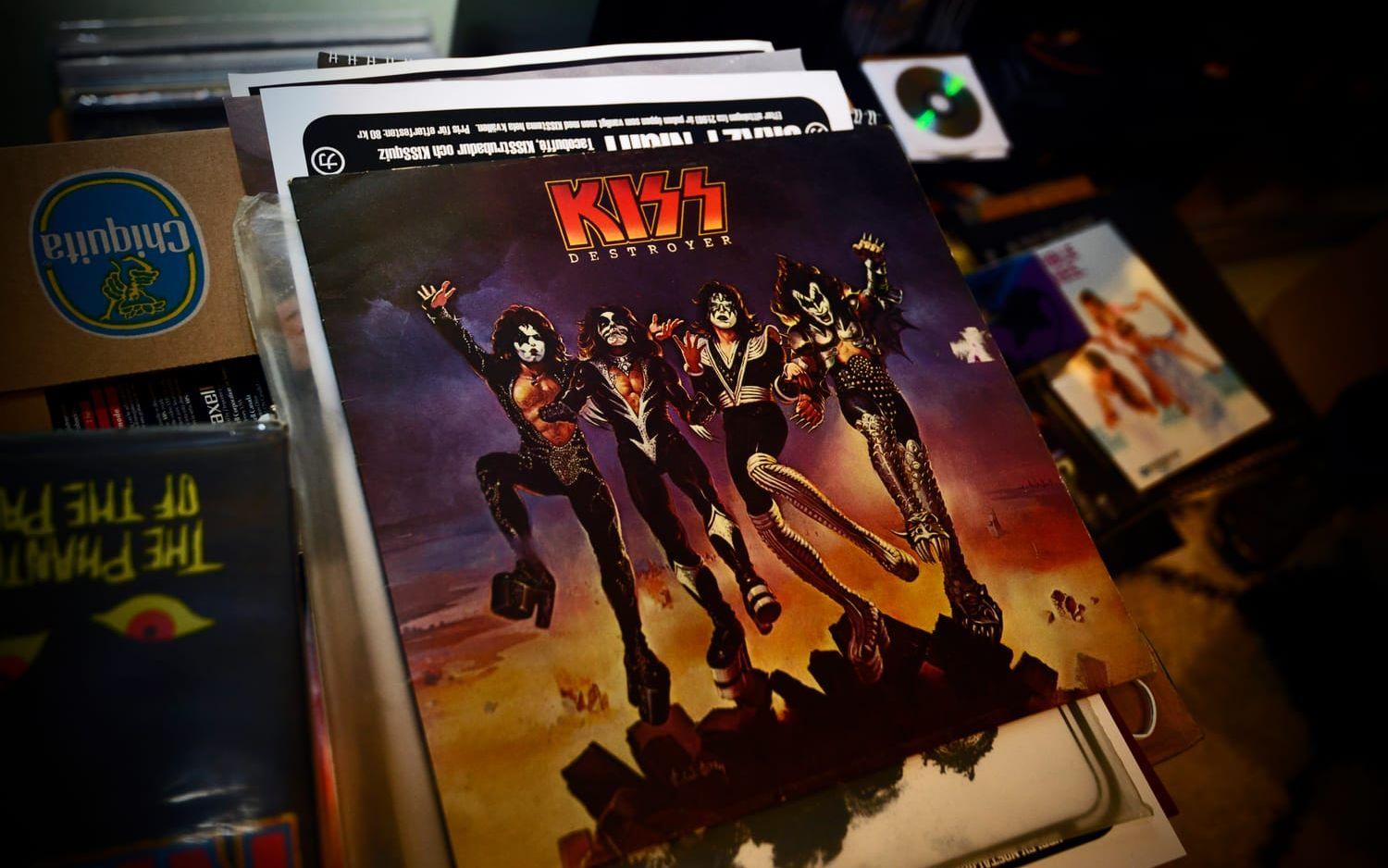 Destroyer är Kiss kanske mest välkända omslag, och konstnären Ken Kelly kommer snart till Trollhättan.