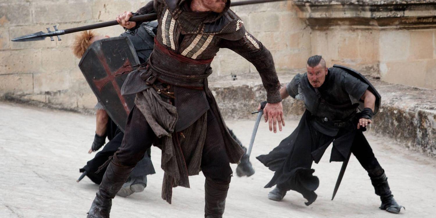 Michael Fassbender gör dubbla roller i "Assassin's creed": dels spelar han assassinen Aguilar de Nerha, dels dennes avlägsne släkting Callum Lynch. Pressbild.