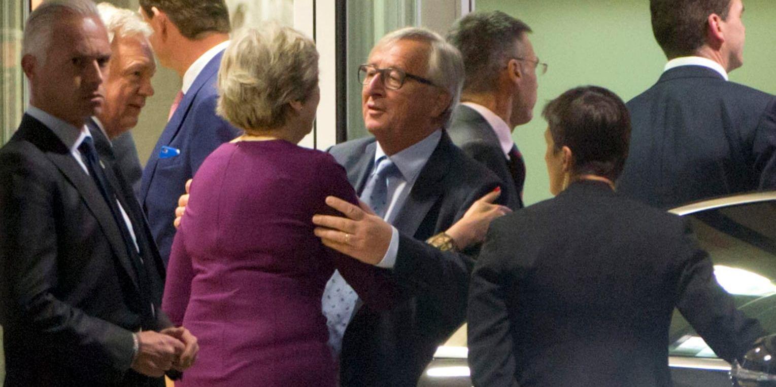 EU-kommissionens president Jean-Claude Juncker välkomnar Storbritanniens premiärminister Theresa May efter ett möte i EU:s högkvarter i Bryssel på måndagen.