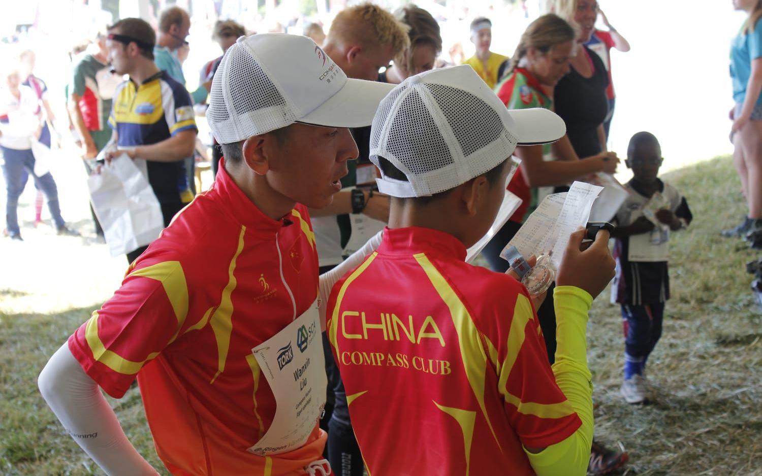 Bild: Toni Andersson. Långväga gäster från Kina studerar dagens vägval på kartan.