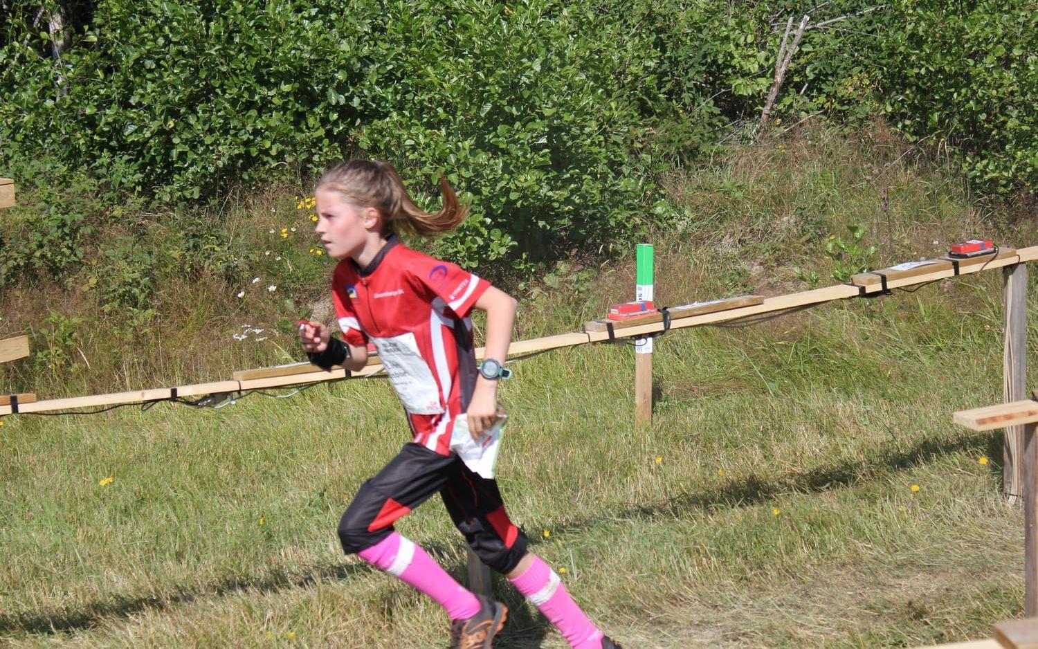 Bild: Toni Andersson. VSK-tjejen Linn Enbom gör sin andra O-ringenstart i D10-klassen och sprang in på en fin niondeplats första dagen.