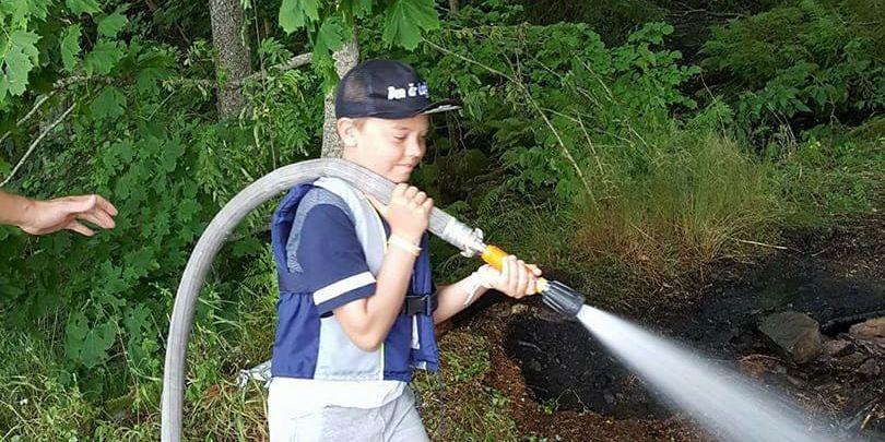 För 11-åriga Benny Nielsen-Wernlund slutade tisdagens båttur med en insats i brandkårens tjänst. Bild: Privat
