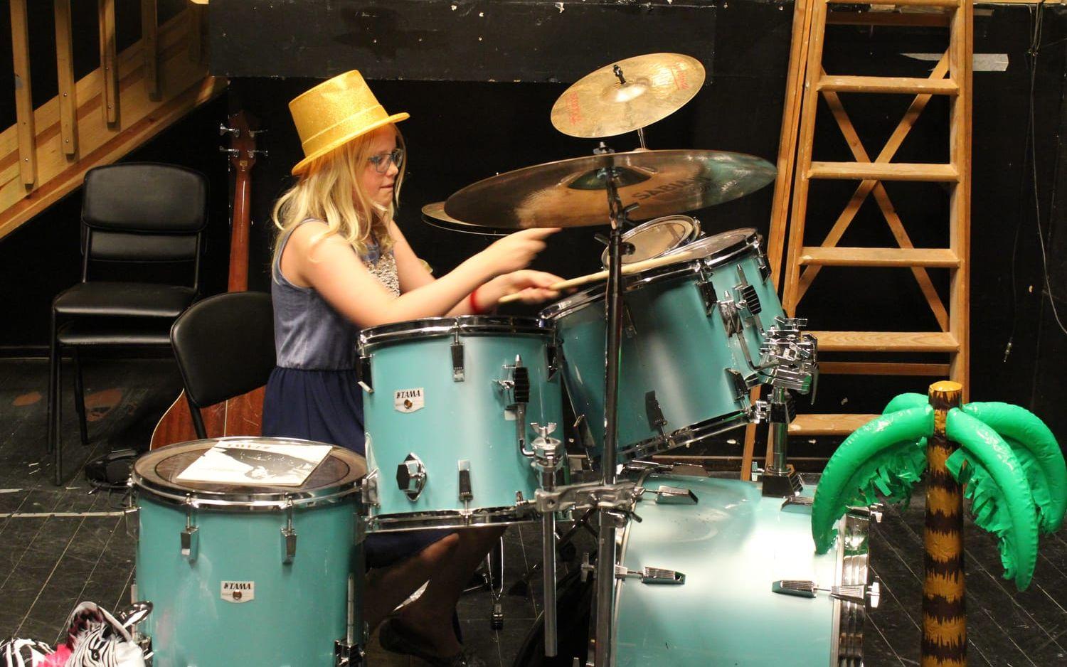 Trummor. Till en del av musikvideon spelar kusinerna in när Emelie Lundin spelar trummor.