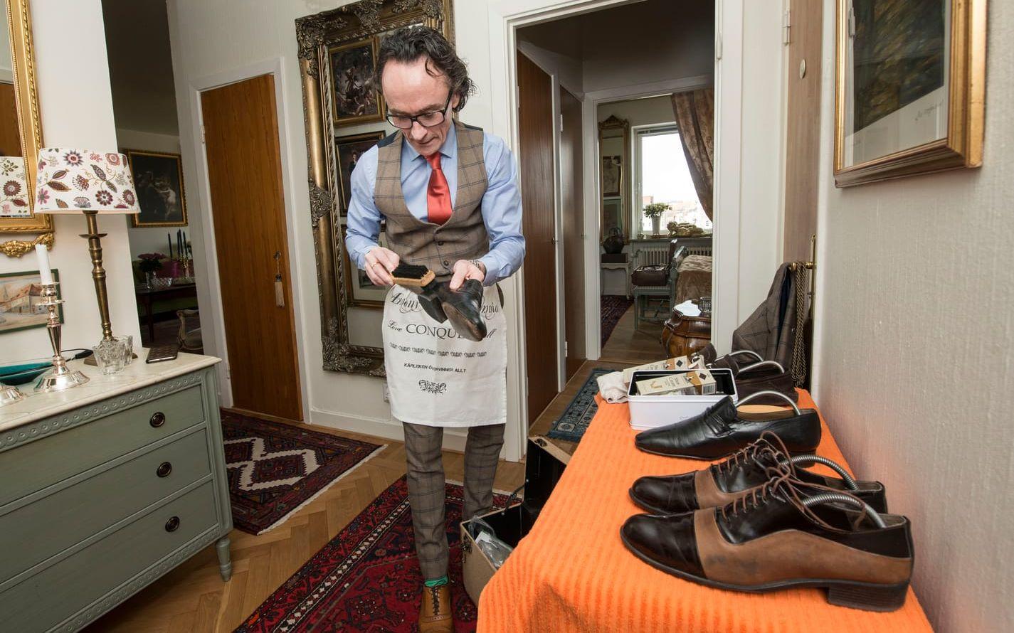 Skovård. När Annette strosar in till stan brukar Hans passa på att sköta sina skor. Byrån i hallen är ett perfekt arbetsbord.