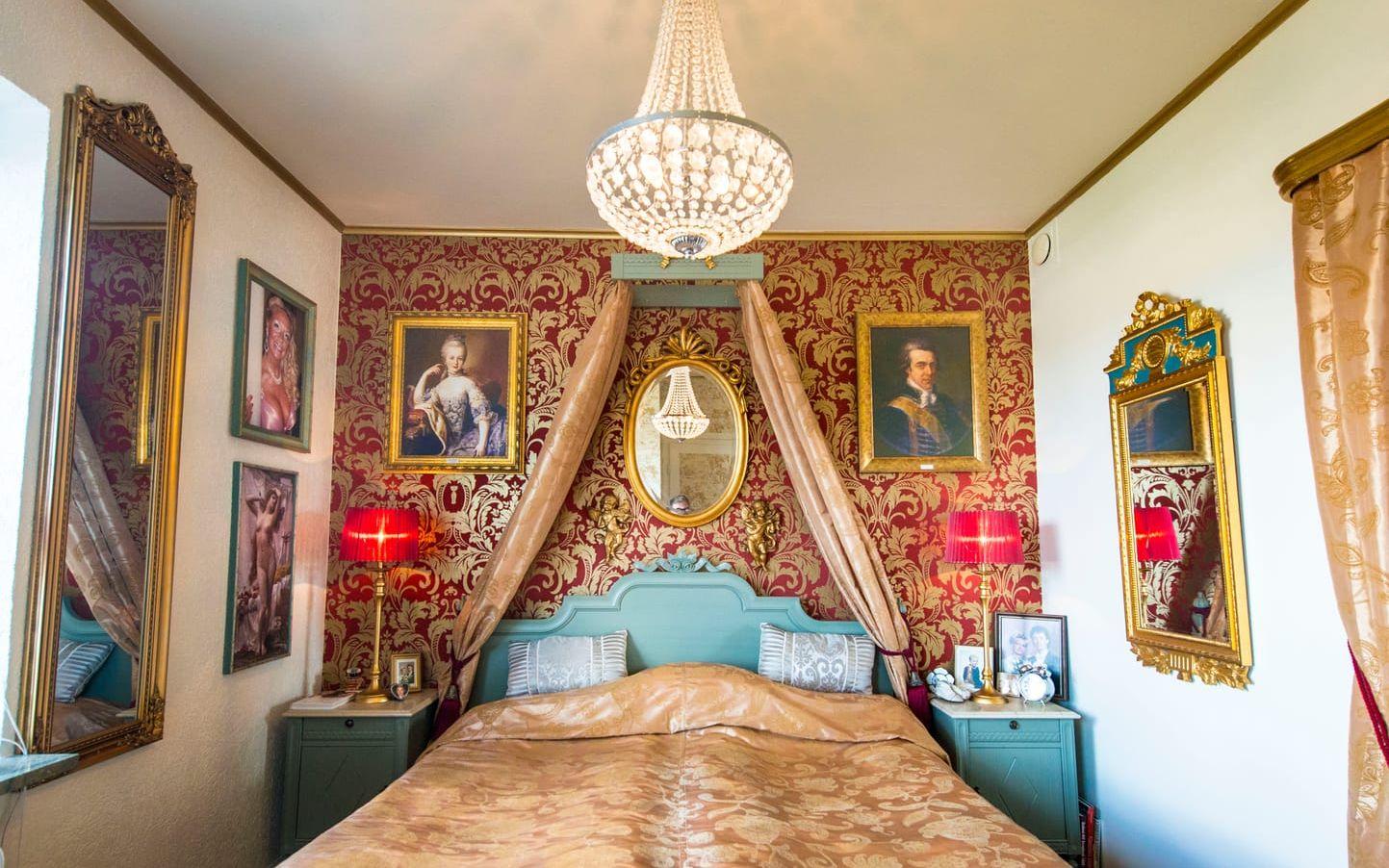 Praktfullt. Sovrummet är spektakulärt med både guldtapet, kristallkrona och kungliga porträtt. Sängen är av gustaviansk modell, men nytillverkad.