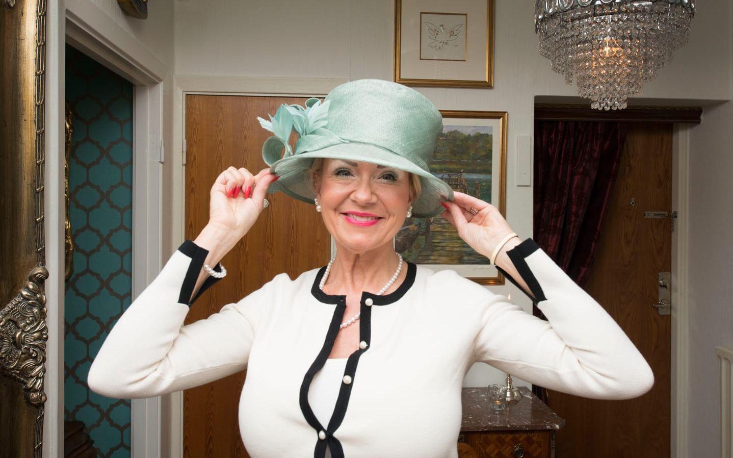 Gillar hatt. När Annette klär upp sig ordentligt har hon inte sällan hatt. Det finns en hel del i samlingen.