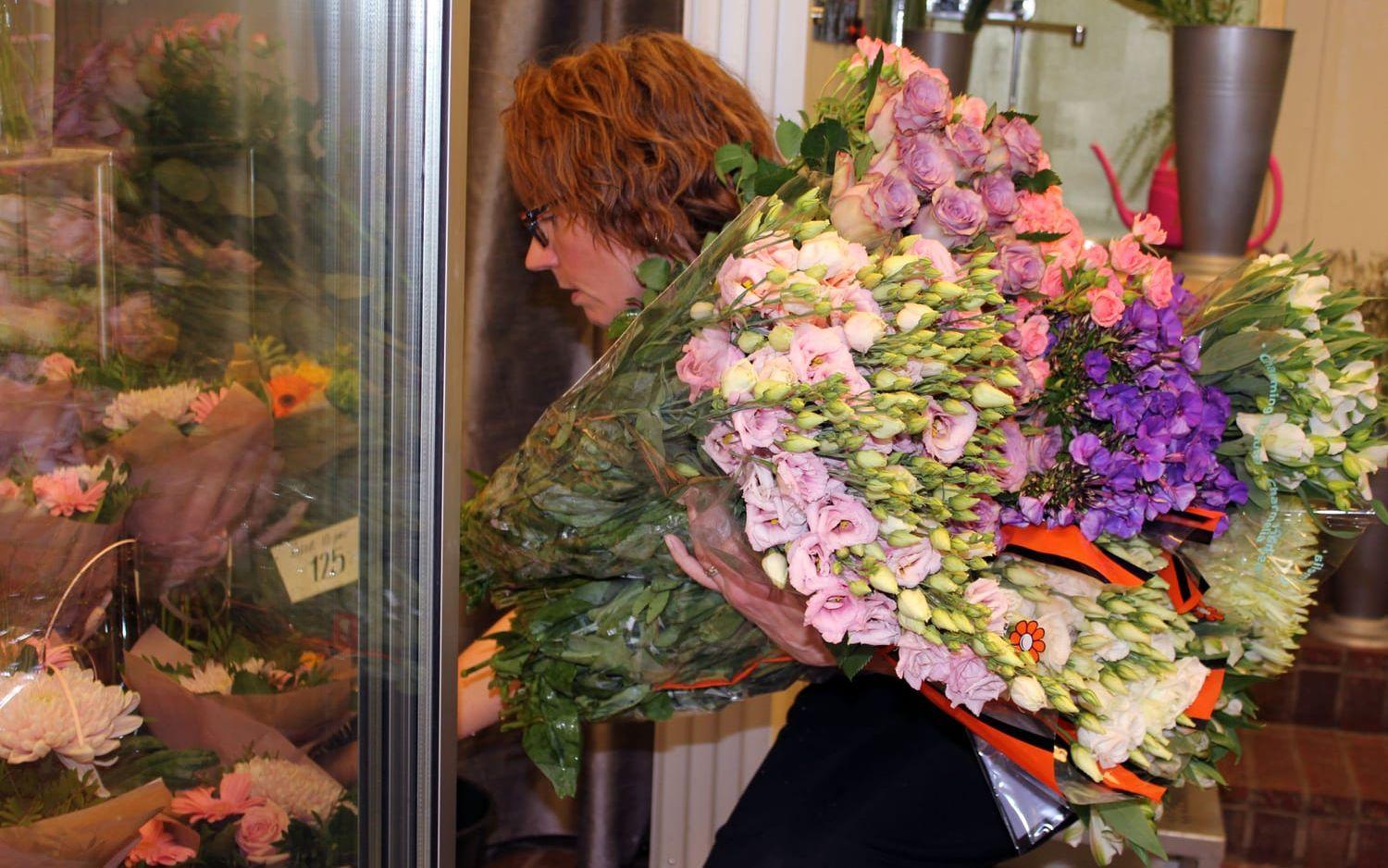 På Flora Blomsterhandel har butiksägaren Pernilla Windahl mycket att styra med inför Mors dag. Buketter med snittblommor är en favorit.