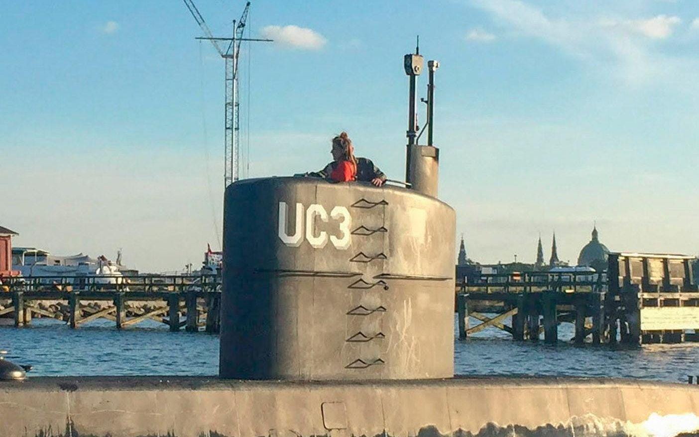 Det här är den sista kända bilden som tagits på Kim Wall när hon gick på uppfinnaren Peter Madsens egenbyggda ubåt. Bild: TT
