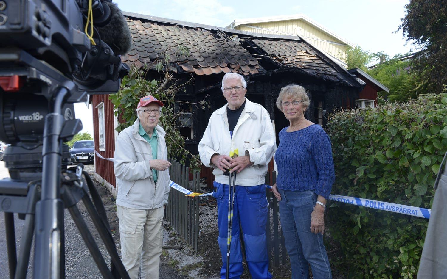 Ingvar Gunnarsson, Rune Benjaminsson och Ann-Britt Johansson utanför det nedbrunna huset. Bilder: Pasi Hakopuro