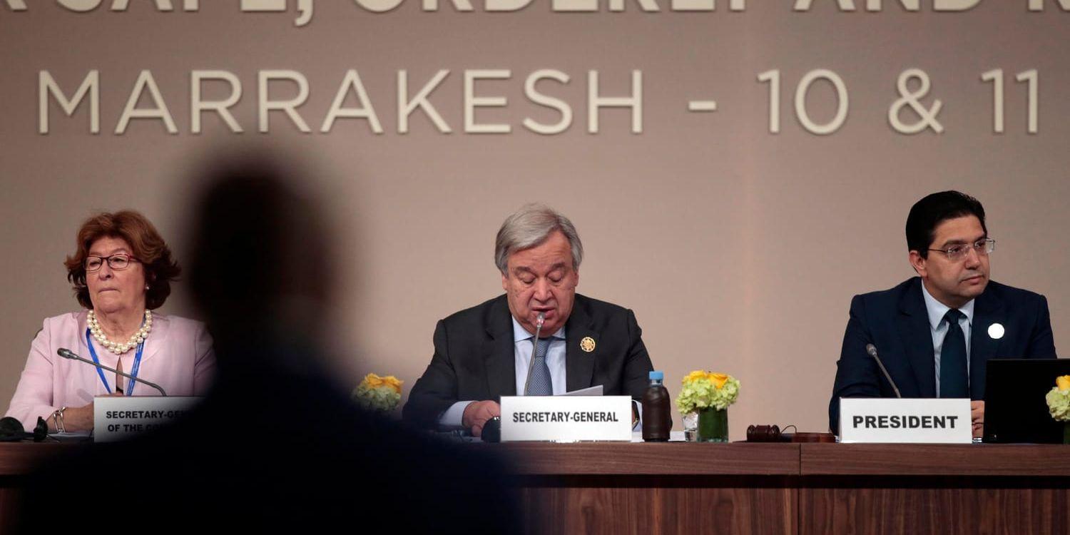 FN:s generalsekreterare António Guterres, tillsammans med FN:s särskilda sändebud Louise Arbor, och Marockos utrikesminister Nasser Bourita vid mötet i Marrakesh.