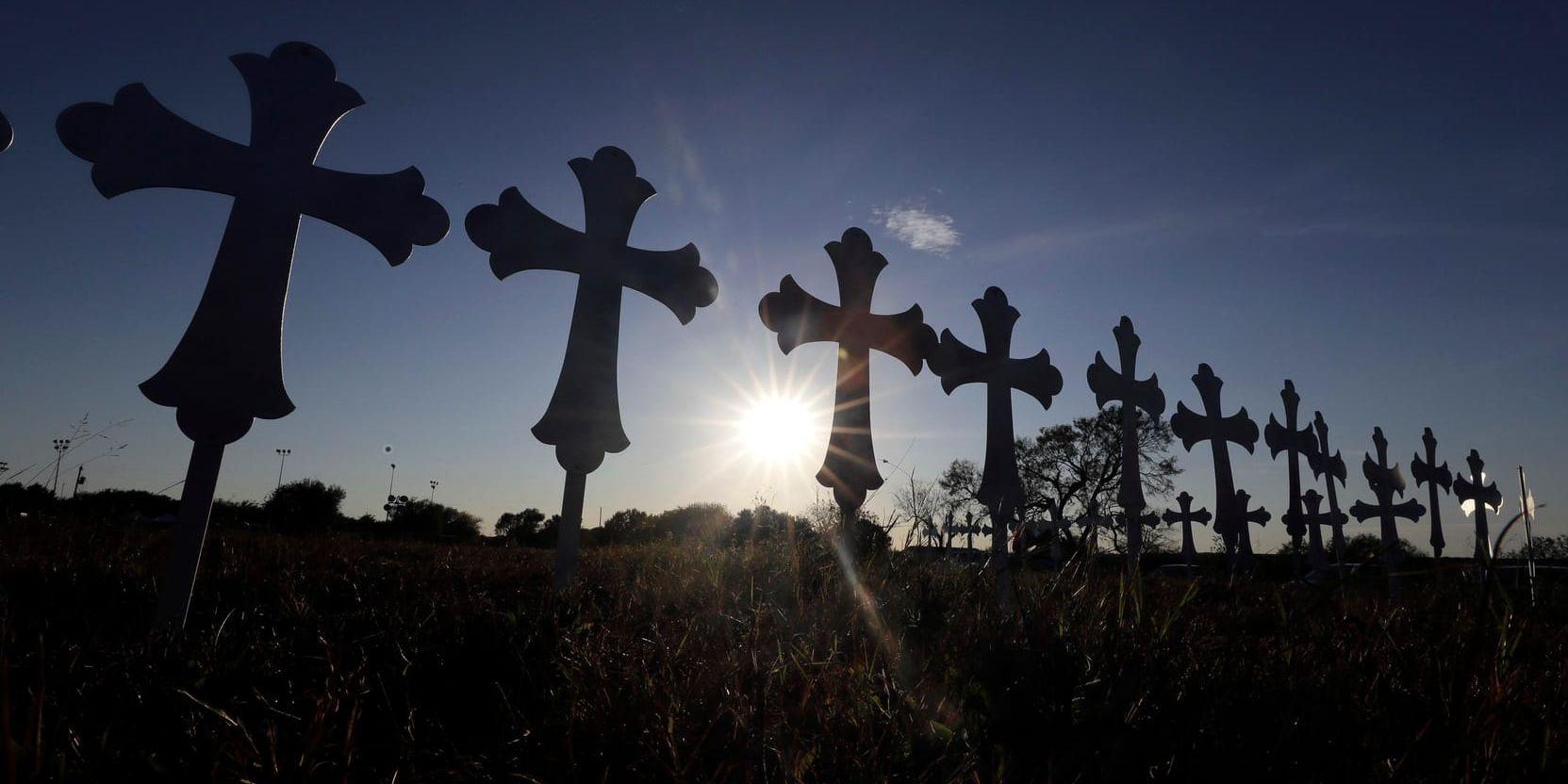 Kors uppsatta på ett fält för att hedra minnet av dödsoffren i Texas. Arkivbild.
