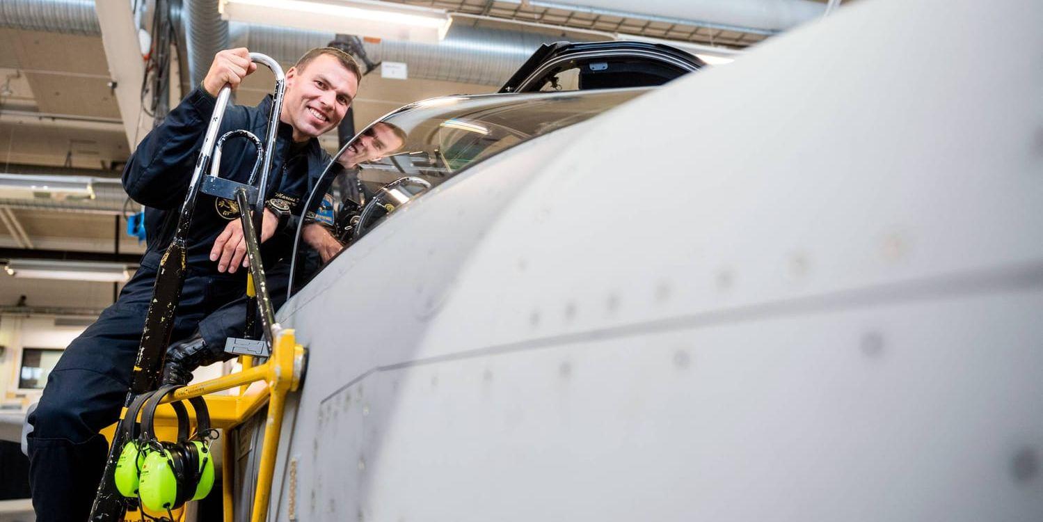 Testpilot Marcus Wandt när Saab visar upp sin nya modell 39-8 Jas Gripen E i hangaren i Linköping.