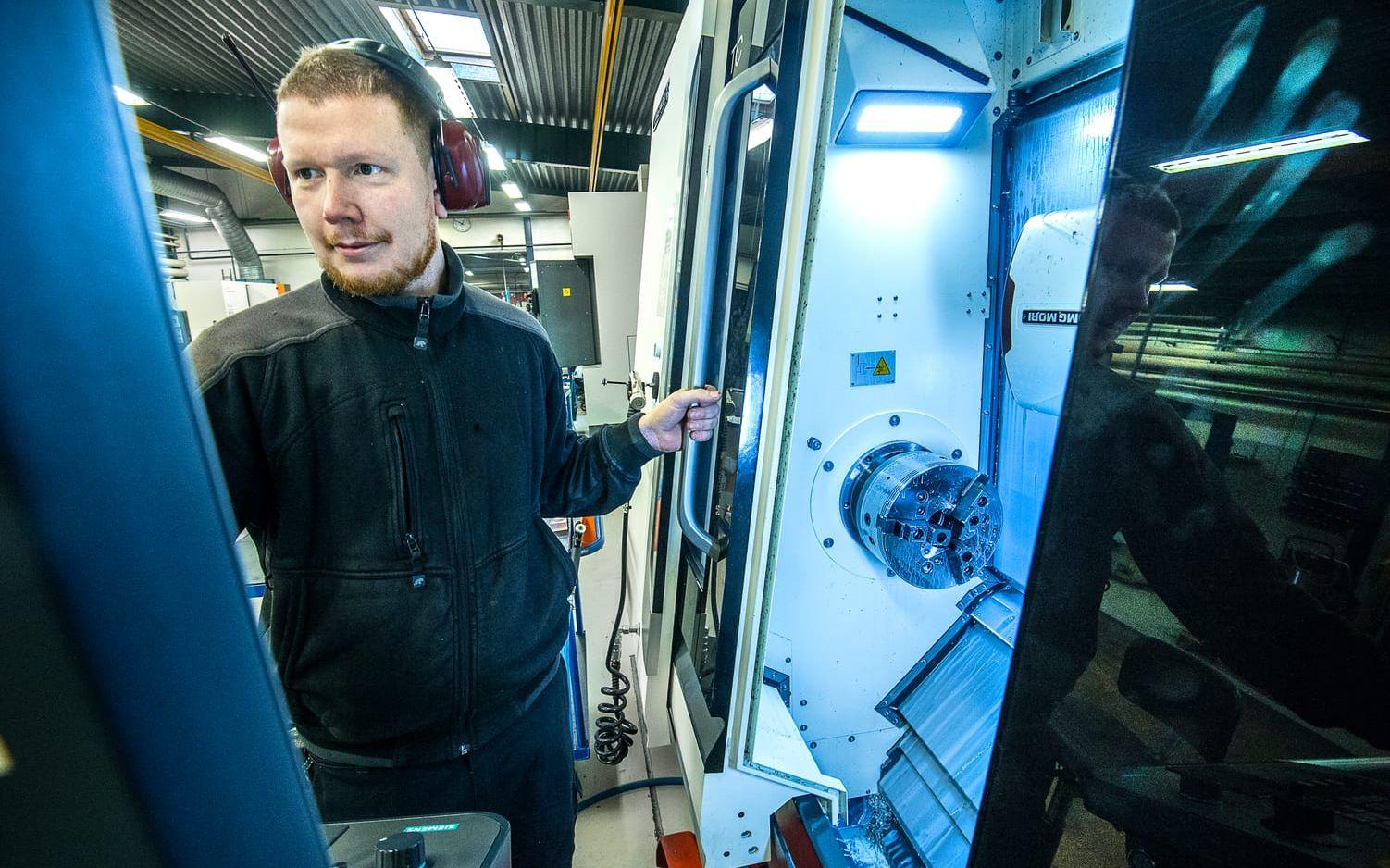 Mikael Almkvist, CNC-tekniker på RLM, ser till så att inställningarna för hybridmaskinen som både fräser och svarvar stämmer. Bild: Stefan Bennhage