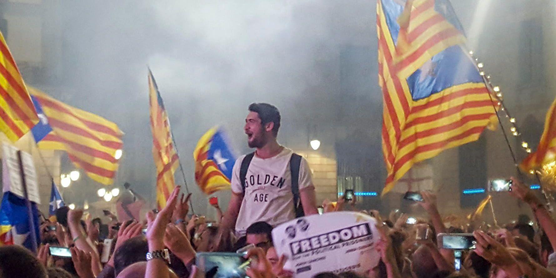 Folkmassa fredag kväll framför katalanska regeringens säte i Barcelona.
