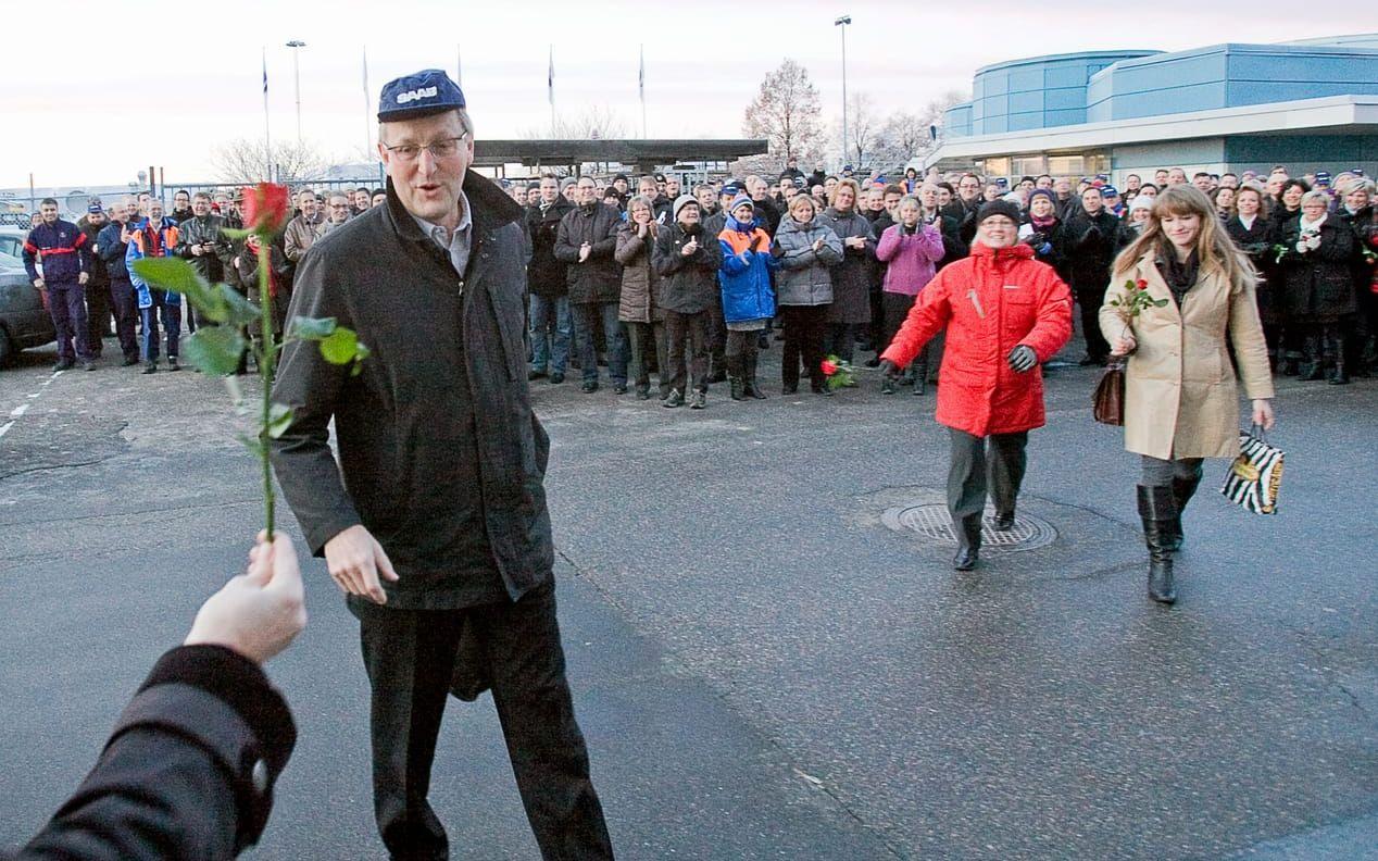 3 december 2009: Vd:n Jan Åke Jonsson hyllas på Saab-fabriken och möts av rosor, när han varit och förhandlat med General Motors i Detroit. Bild: Roger Lärk
