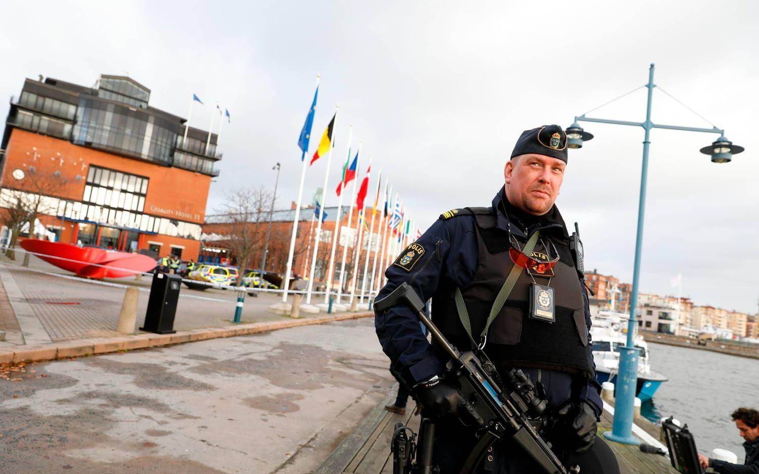 Stor polisiär närvaro runt Eriksbergshallen. Bild: Jonas Lindstedt.
