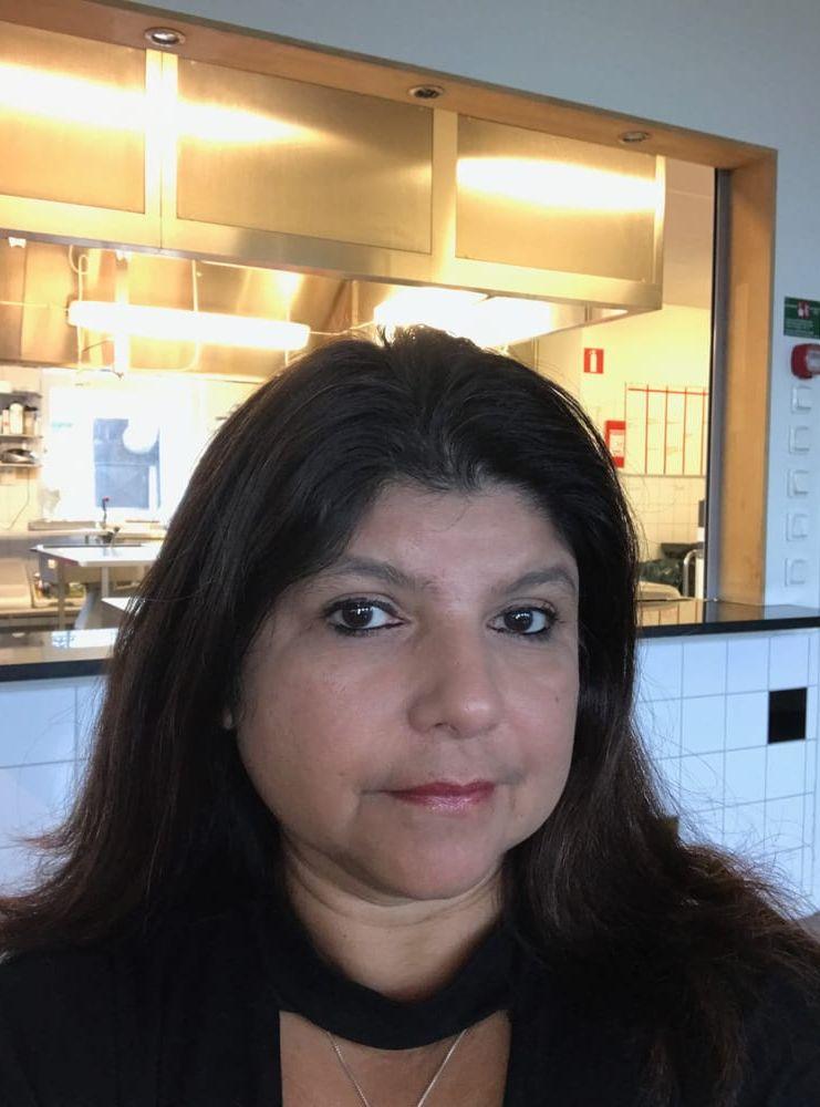 Yolanda Vigren. Hon är född i Thailand, bor i Vänersborg - är utbildad kock och jobbar på Fridaskolan i Trollhättan.