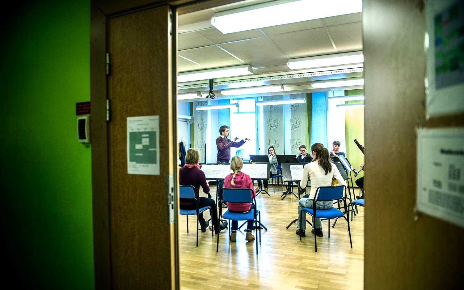 Under ledning av dirigenten Andreas P Hansson spelar de unga musikerna i en av salarna på Musikskolan. Bild: Stefan Bennhage