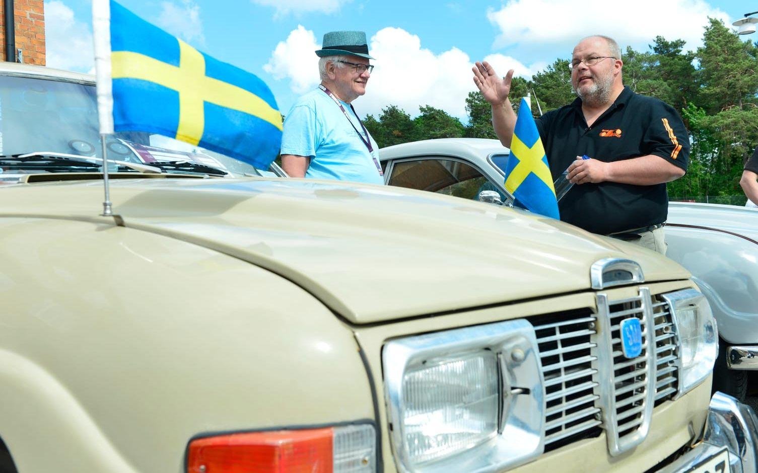 Sven-Olov Törnvall och Magnus Johansson snackade gamla bilar. Foto: Stefan Bennhage