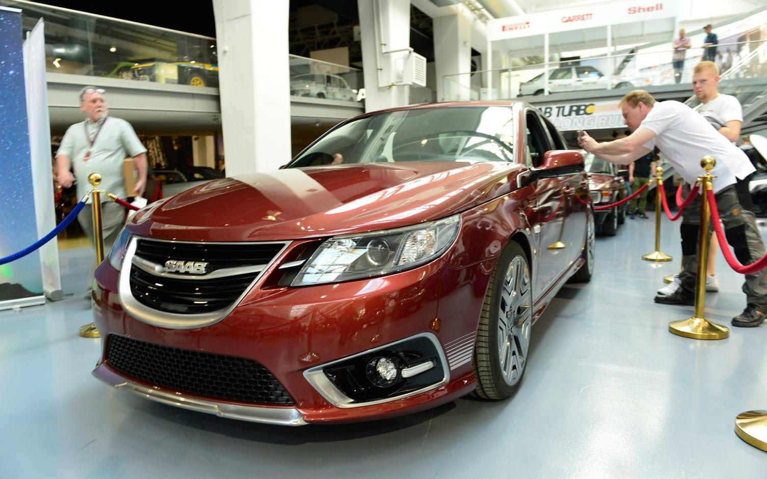 I fredags fick Saab Car Museum en gåva från Nevs och denna skapelse lockade till sig ett mycket stort intresse under festivalen. Det handlar om en 9-3:a som var tänkt att celebrera 40-årsjubileet av Saab turbo. Bild: Stefan Bennhage