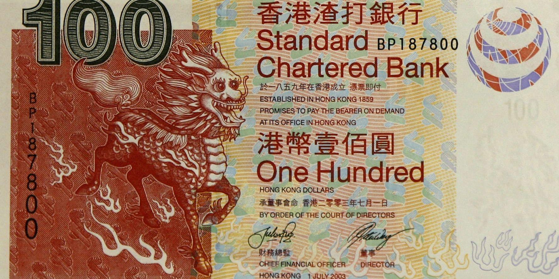 Människorna i ett arbetarområde i Hongkong gick i spinn i lördags när sedlar i valören 100 Hongkong-dollar plötsligt regnade ner över dem. Arkivbild.