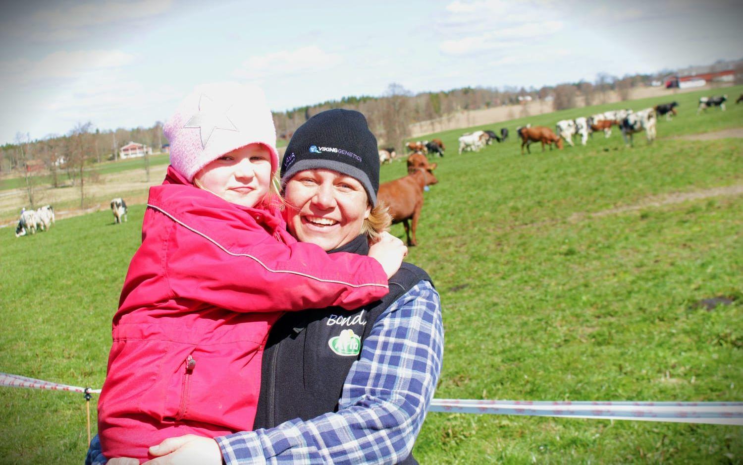 Hemmaplan. Gårdsägaren Bibbi Johansson med dottern Hilda. Foto: Rickard Sköld
