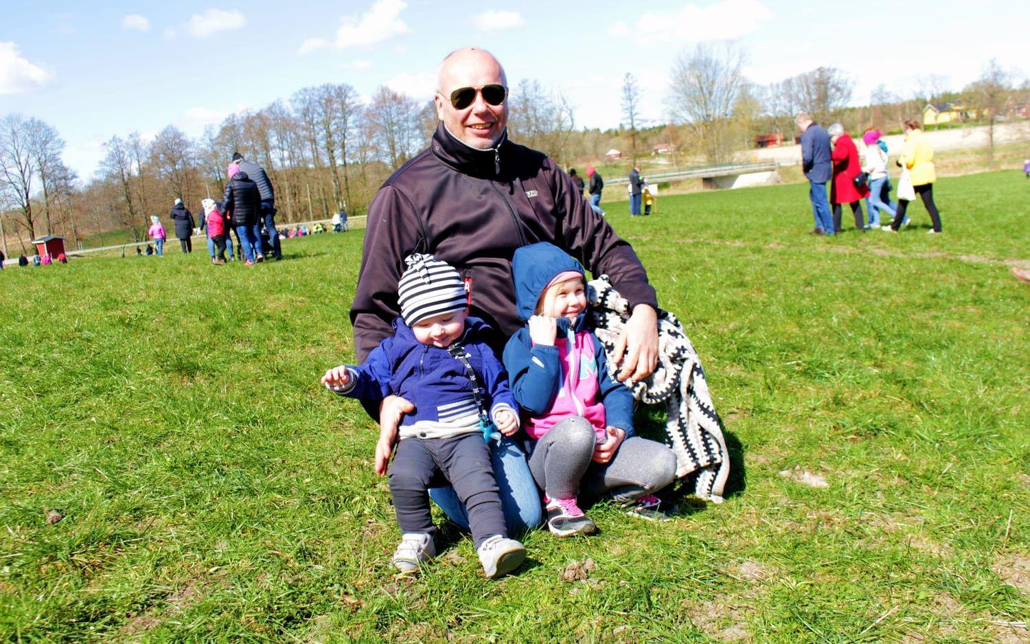 Åskådare. Lars Nandin var med barnbarnen Collin och Enya för att se när kossorna sprang ut för att beta. Foto: Rickard Sköld