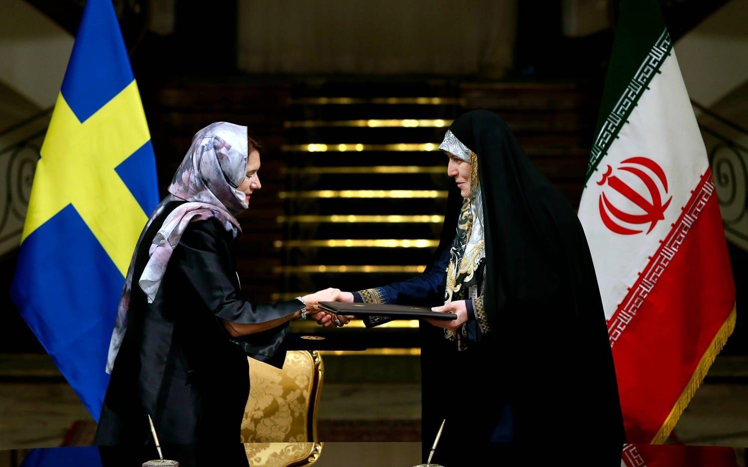 På senare år har regimen försökt öppna upp sig mot omvärlden. Här handelsminister Ann Linde (S) på ett Iran-besök. Bild: AP Photo
