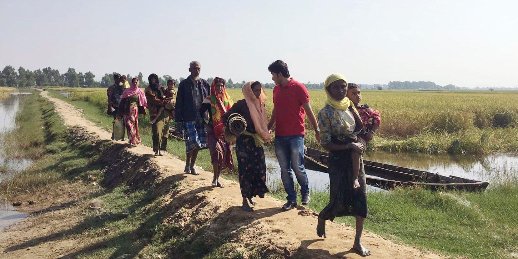Svenska Röda Korset skickar specialister på vatten och sanitet till Bangladesh. Här korsar några flyktingar från Burma gränsen till Bangladesh. Arkivbild.