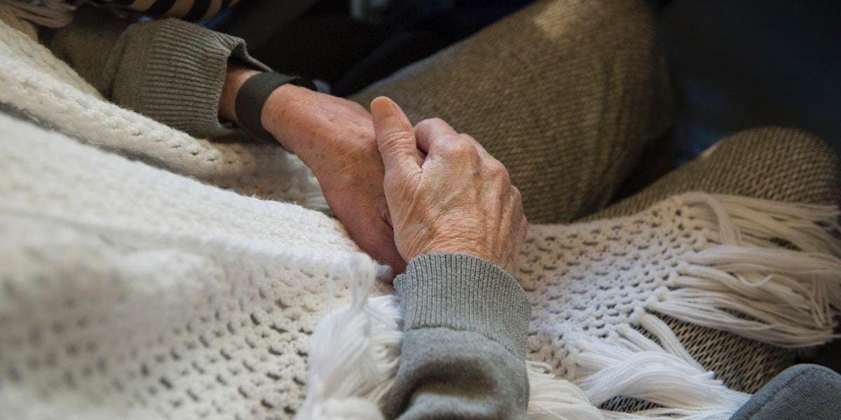 Äldre. Debattören anser att äldre personer ska få leva ett värdigt liv och känna välbefinnande.