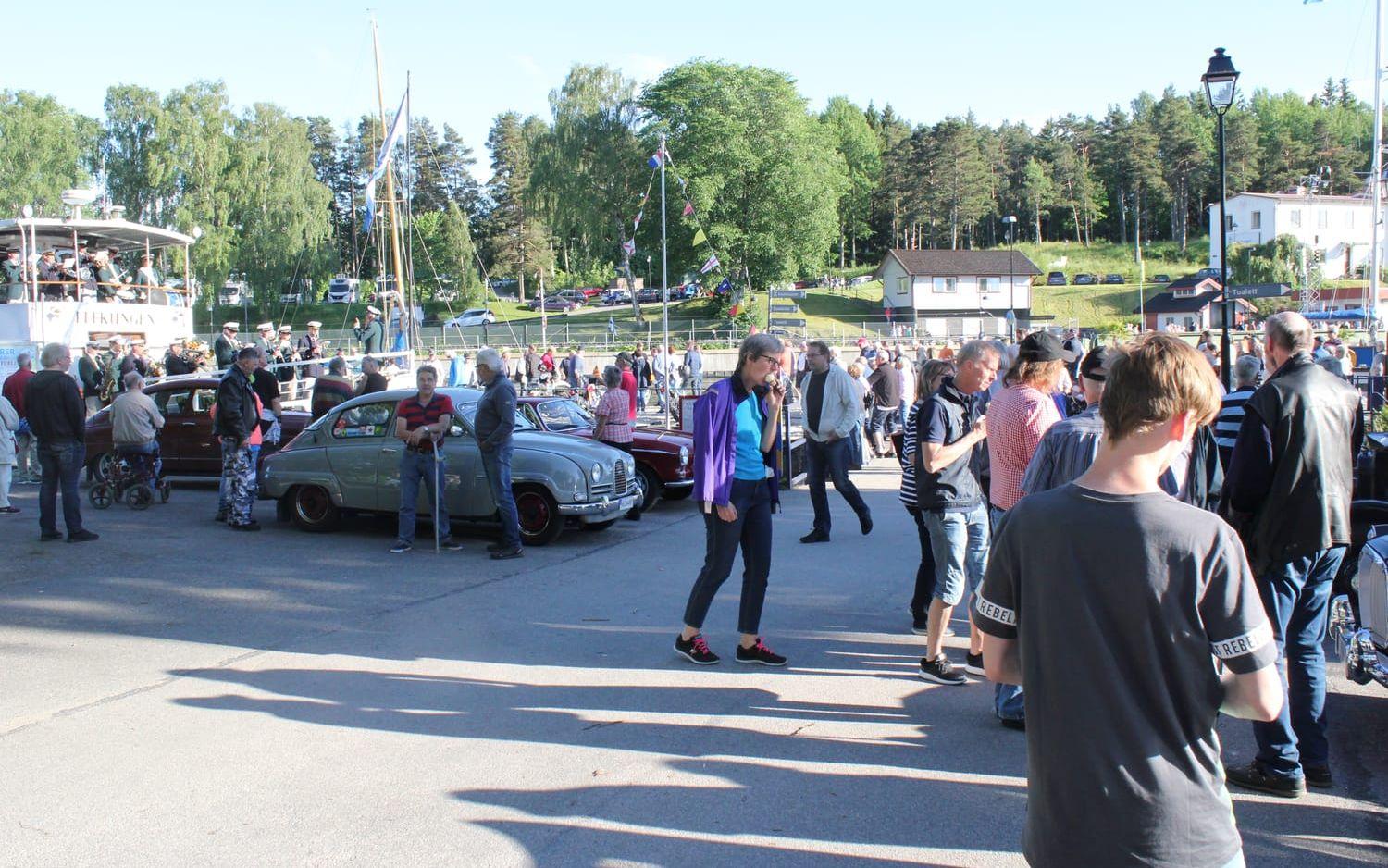 Sedan 80-talet har det arrangerats Slussträff med veteranbilsklubben. Solen lockade folkmassorna, som också fick lyssna på levande musik från Elfkungen.