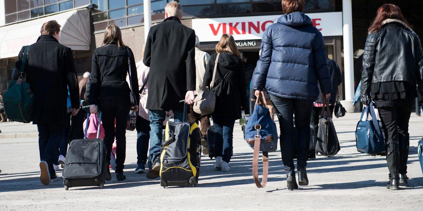 Kryssningsresenärer med bagage kommer till terminalen för att gå ombord på Viking Lines Finlandsfärja "Gabriella". Arkivbild.