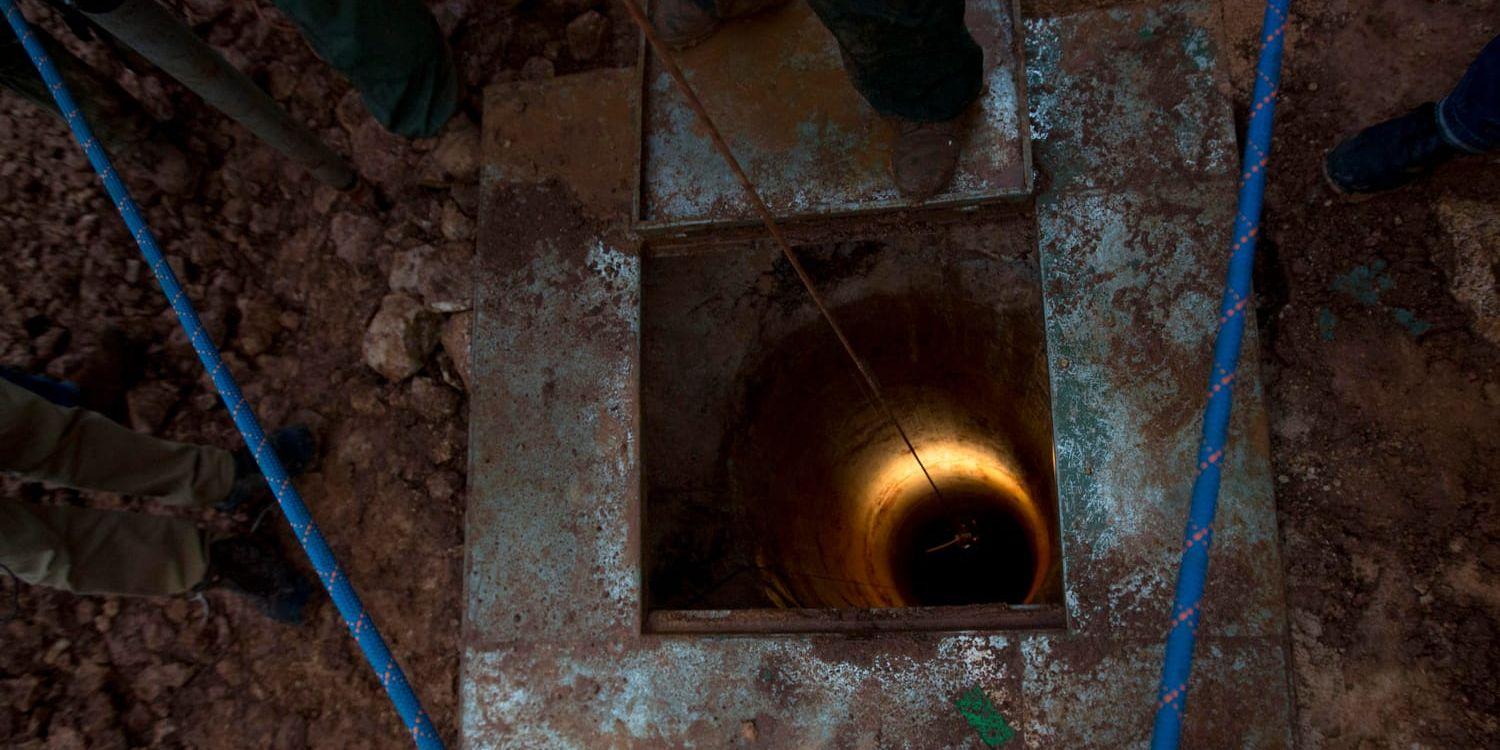 Israeliska soldater skickar ner en kamera ner i ett hål som militären säger leder till en tunnel mellan Libanon och Israel. Arkivbild.