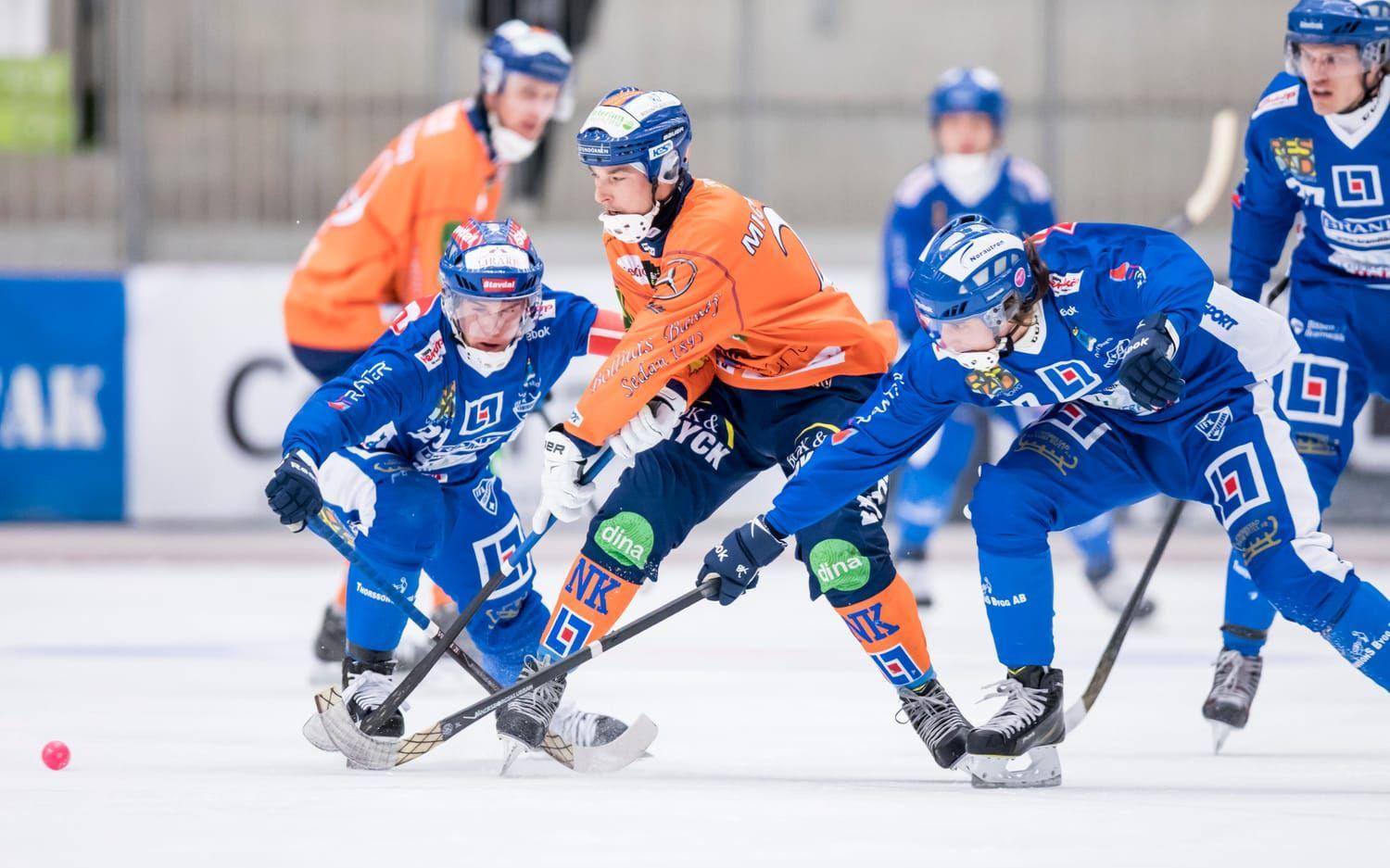 Bild: Sebastian LaMotte. Emil Viklund och Alexander Zitouni försöker med gemensamma krafter stoppa en Bollnäs-spelare.