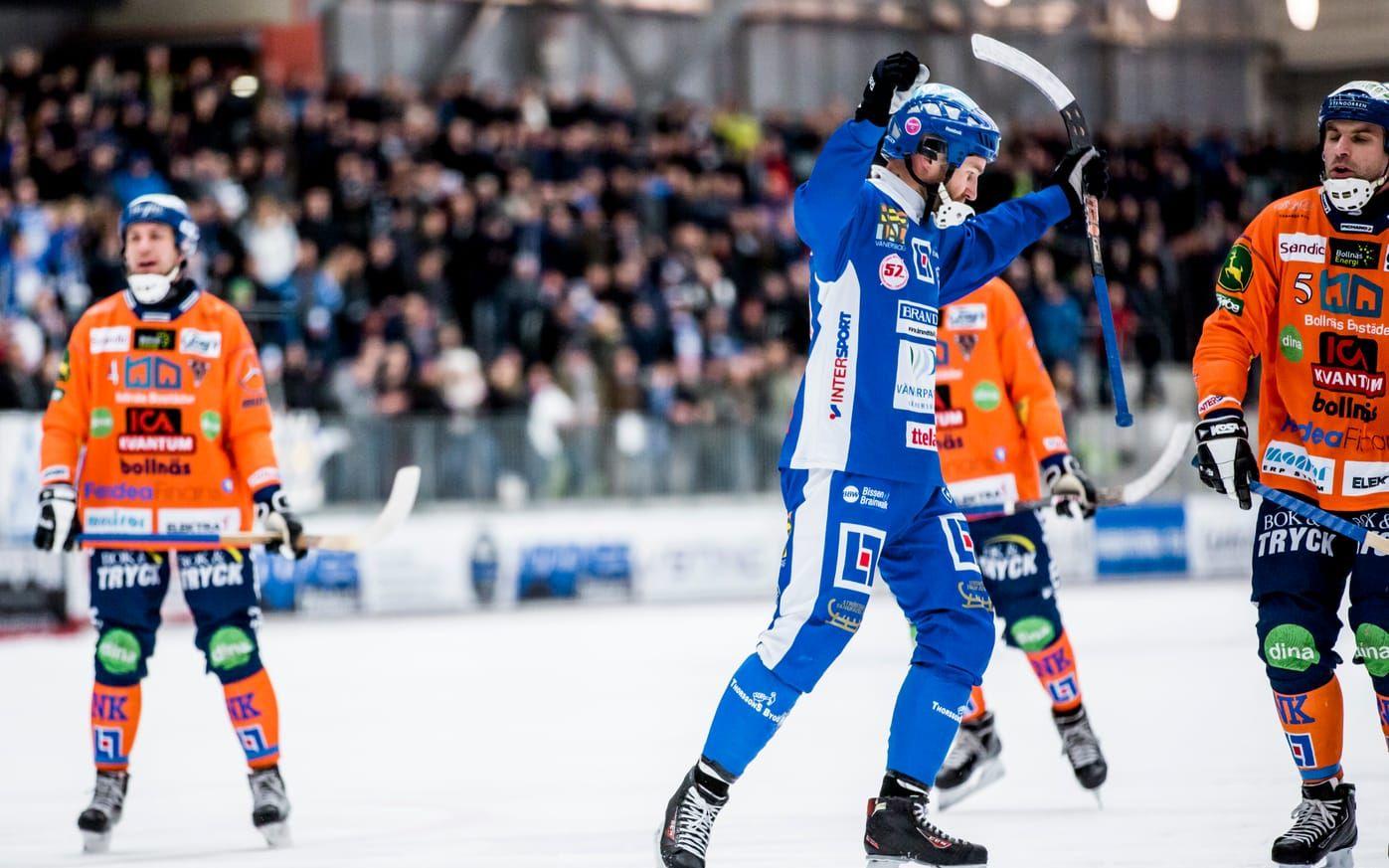 Bild: Sebastian LaMotte. Joakim Hedqvist har krutat in en straff som betydde 2-0-ledning för Vänersborg.