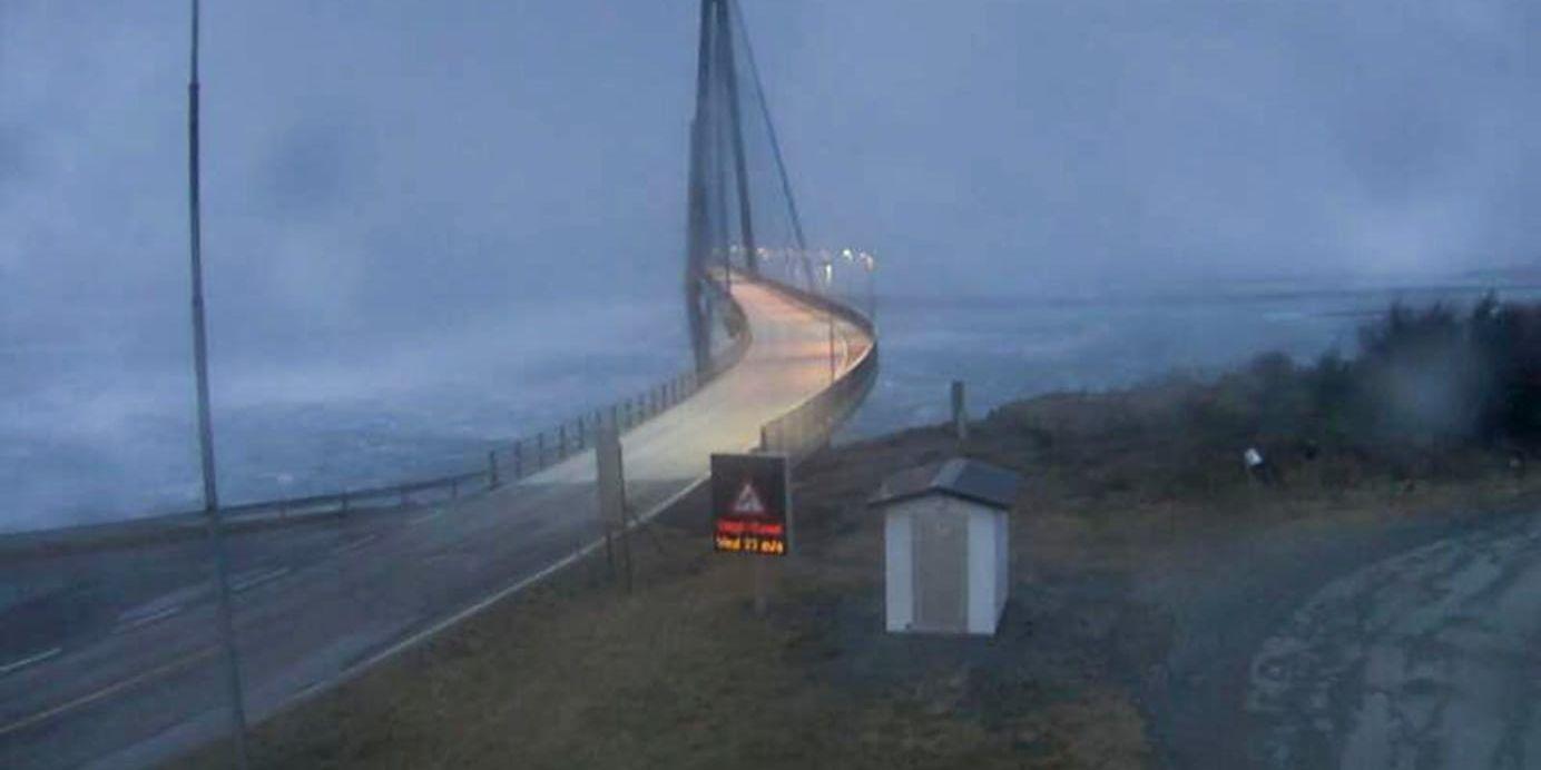 Stormen Ylva sträcker sig över Norge och Sverige. Bilden är tagen vid Helgelandsbron i Nordlands fylke.
