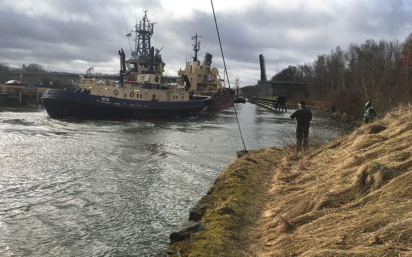 På morgonen den 22 mars, nästan fyra veckor sedan fartyget gick på grund i Lilla Edet, bogserades Sternö iväg mot ett varv i Göteborg. Bild: Pasi Hakopuro