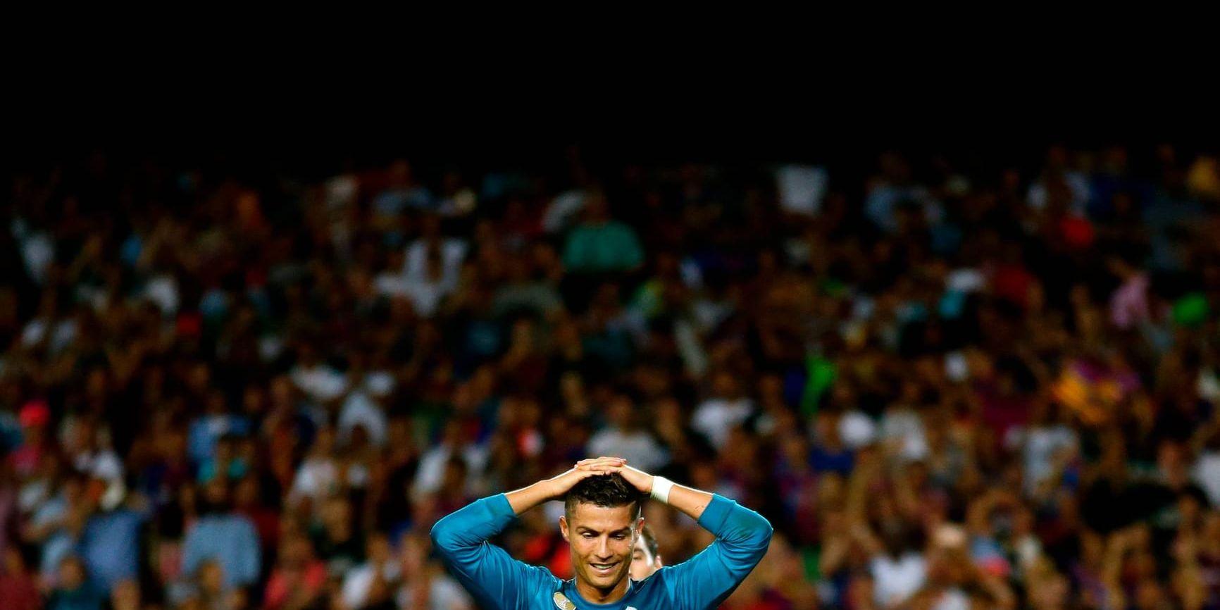 Real Madrids Cristiano Ronaldo reagerar efter ett av sina två gula kort i första matchen i Spanska supercupen mot Barcelona.