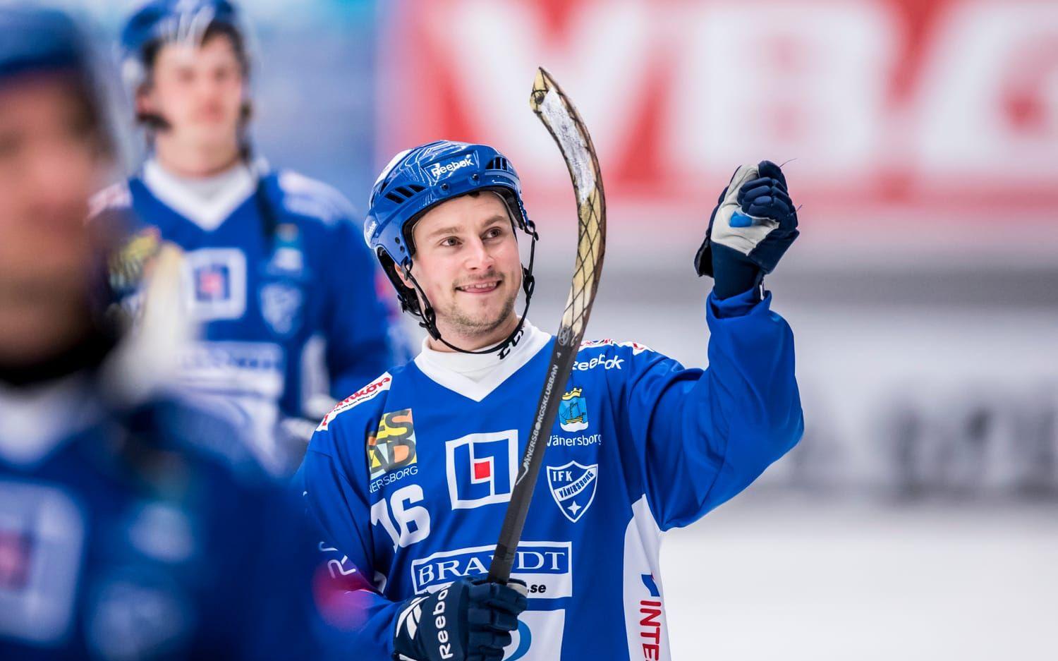 Bild: Sebastian Lamotte. Alexander Mayborn har gjort comeback i IFK Vänersborg och elitserien den här säsongen och mot Tellus gjorde han sina två första mål i högsta serien sedan tiden i Sirius för fyra år sedan. "Det är det här man har tränat så hårt för", sa "Maja" efter matchen.