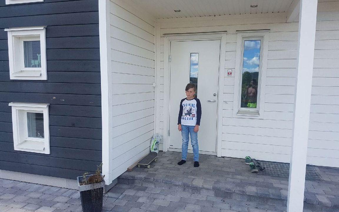 Leon, 9 år, fick sin nya BMX-cykel stulen utanför sitt hem i Lilla Edet.