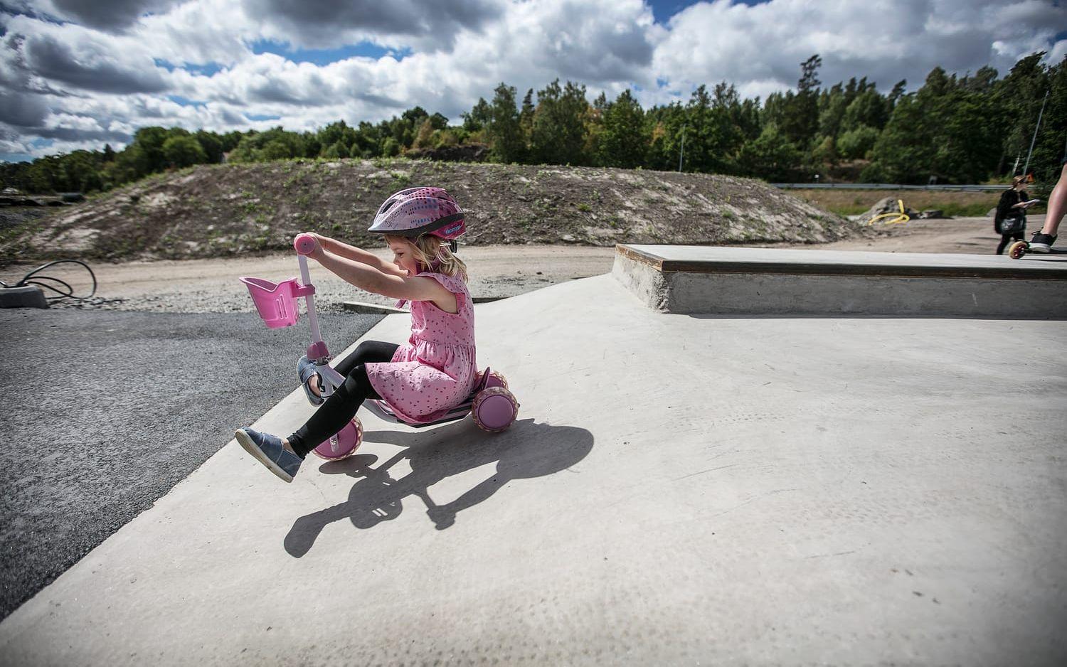 Junior. Ester Månsson, 3, har precis börjat åka kickbike och körde en juniorvänlig variant med tre hjul.