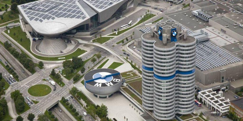 BMW:s huvudkontor i München är basen för världens största premiumvarumärke – vars främsta konkurrenter alla är tyska. Tillsammans med brittiska märkena Mini och Rolls-Royce som också ingår i BMW:s portfölj såldes knappt 1,7 miljoner bilar i fjol.
