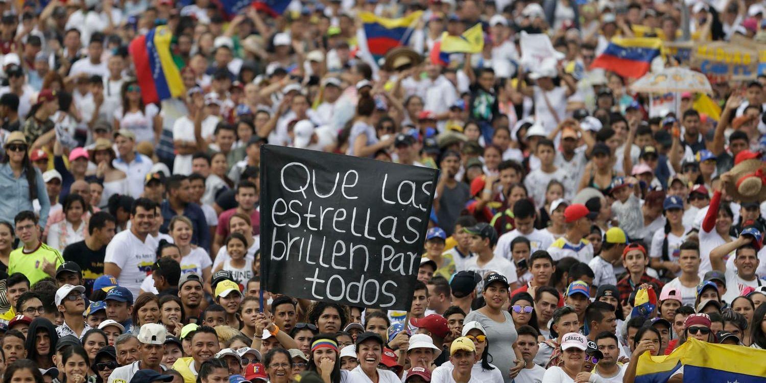 Människor samlas inför konserten "Venezuela live aid".